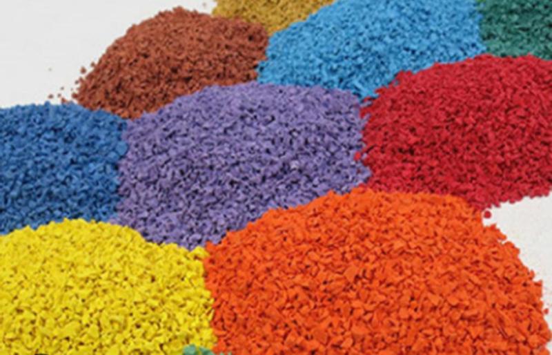 Foto de Montoncitos de caucho de gomas de autos reciclado y triturados y con diferentes colores, caucho color a granel